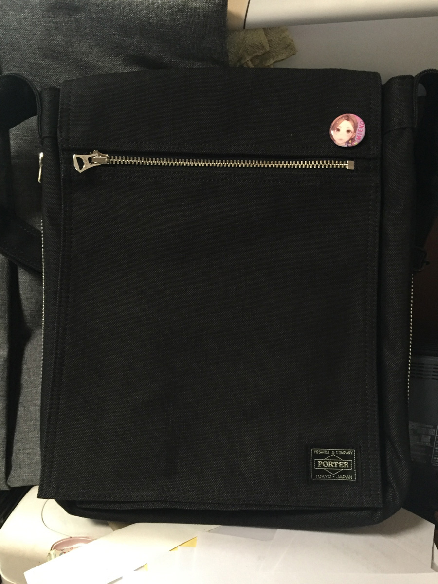 iPad pro 12.9用かばんポーター　スモーキー・フラップショルダー　痛バッジ付き