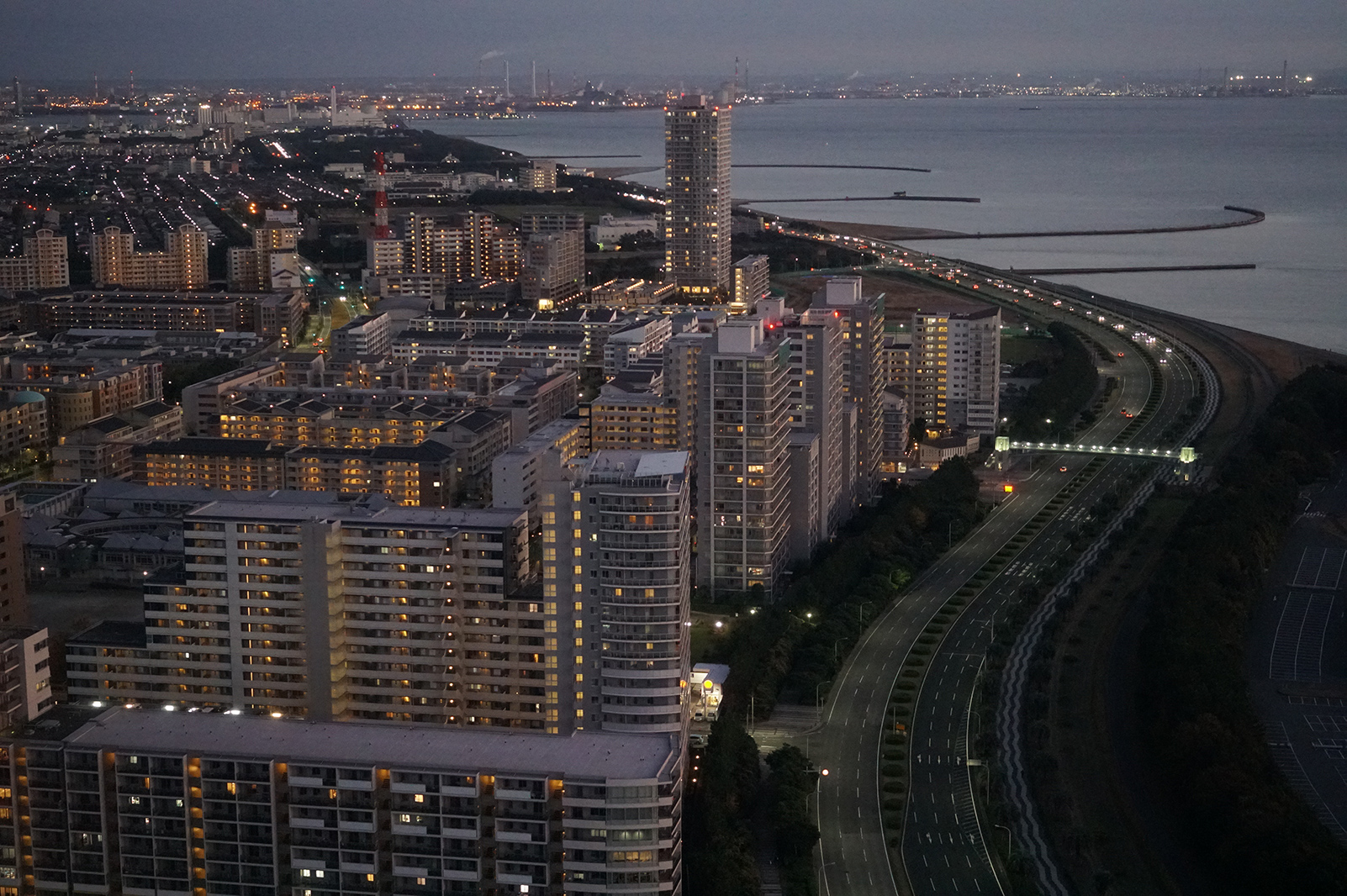 SEL35F28Z ホテルから夜景