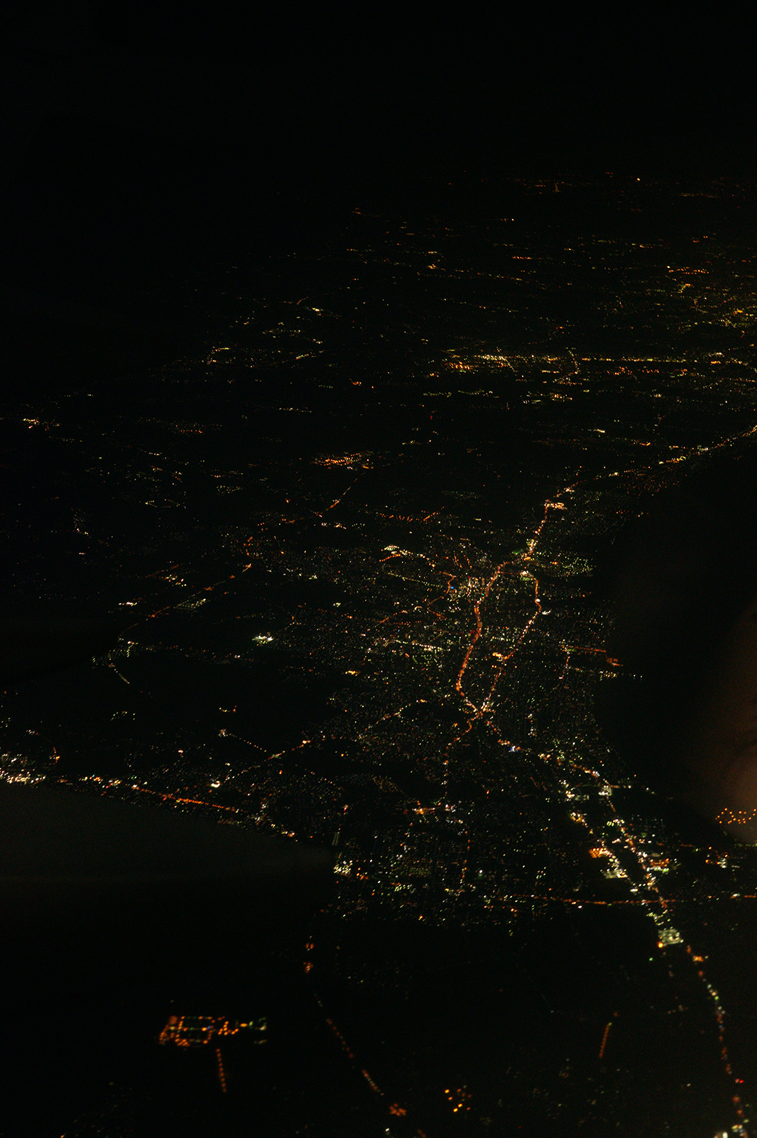 SEL35F28Z　飛行機の窓から夜景２